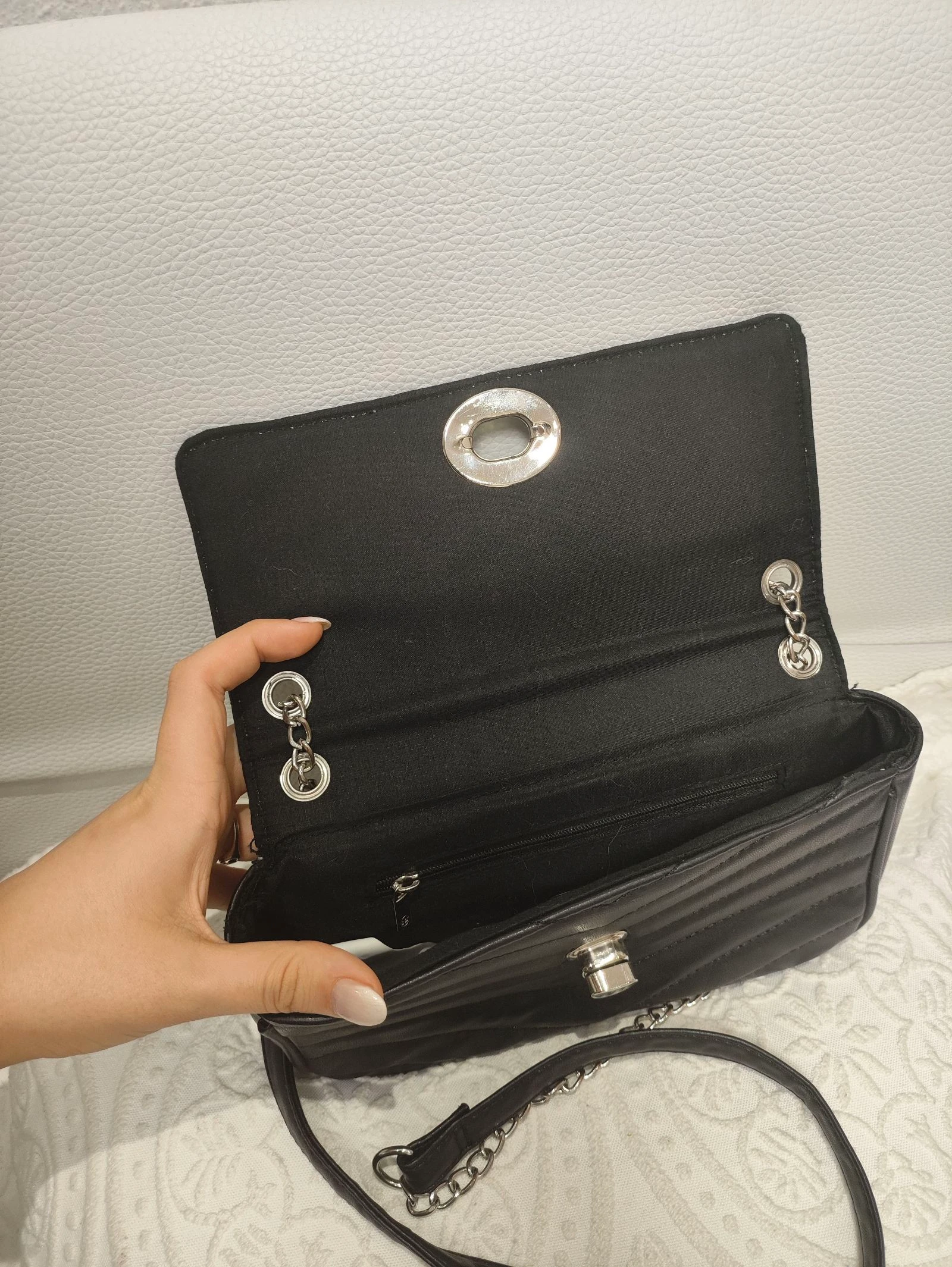 Bolso negro acolchado Stradivarius con cadena plateada – photo 2